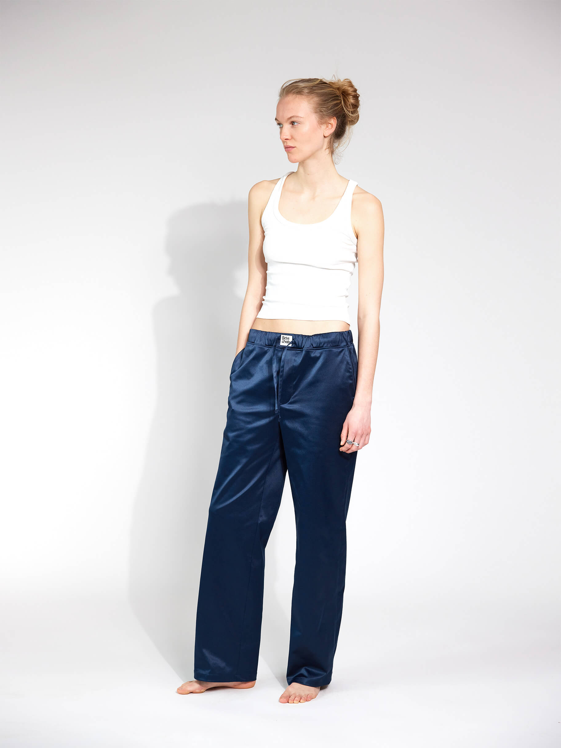 Blaue Designer Satinhosen Trend 2025