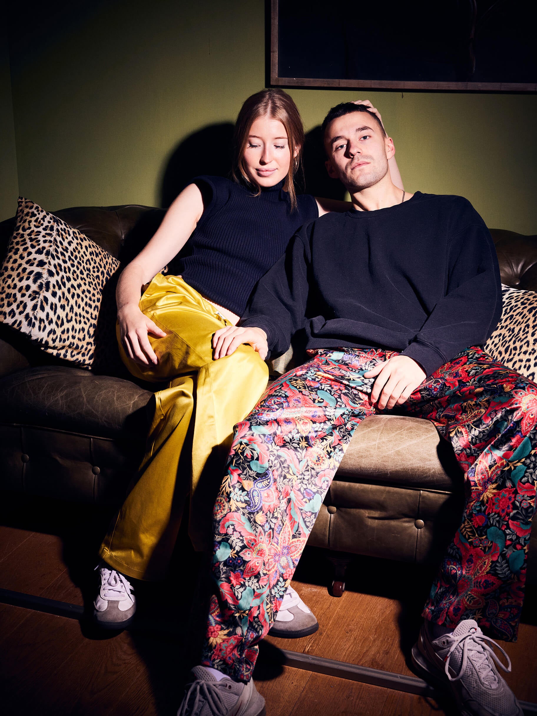 Gold & Glitter Satinhose für Streetwear