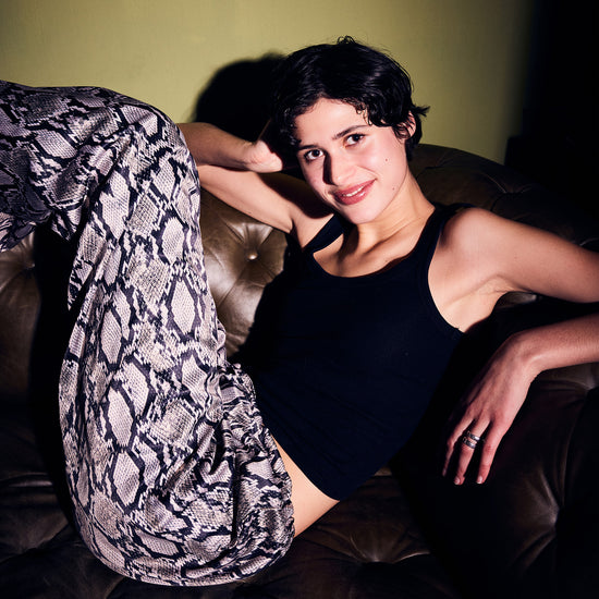 Lockere Pyjamahose mit Schlangen Design an sitzender Frau