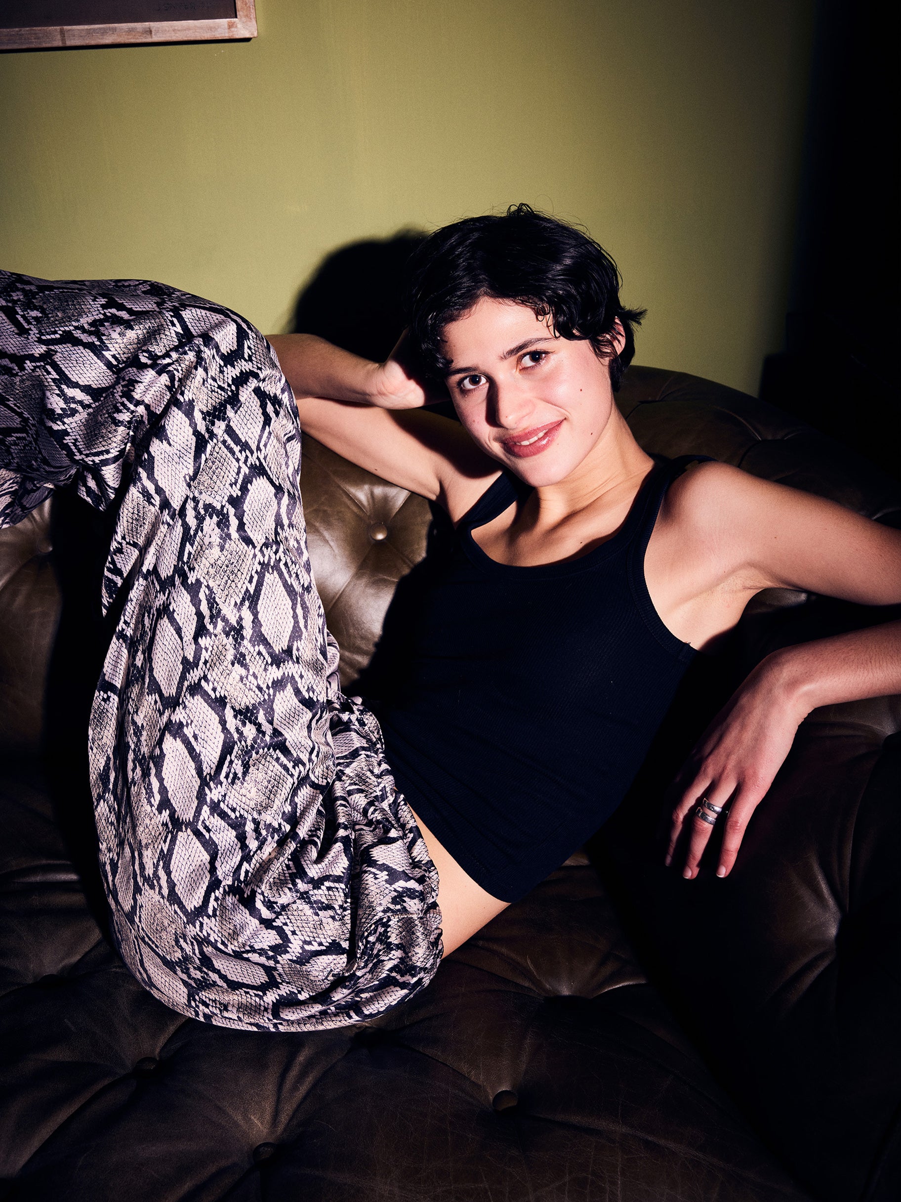 Lockere Pyjamahose mit Schlangen Design an sitzender Frau