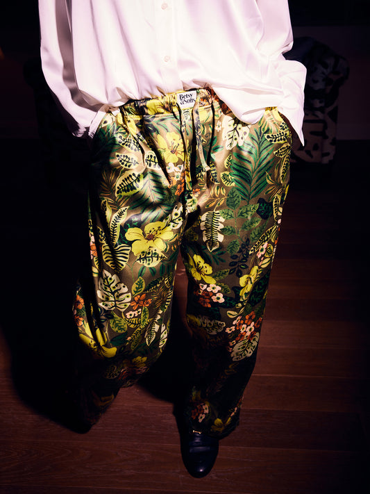 Glänzende grüne Satinhose mit floralem Print