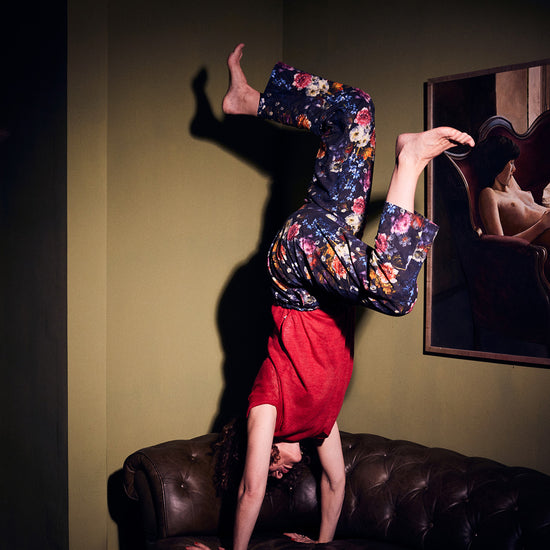 Model macht Handstand und trägt Pyjamahose mit Floral Print