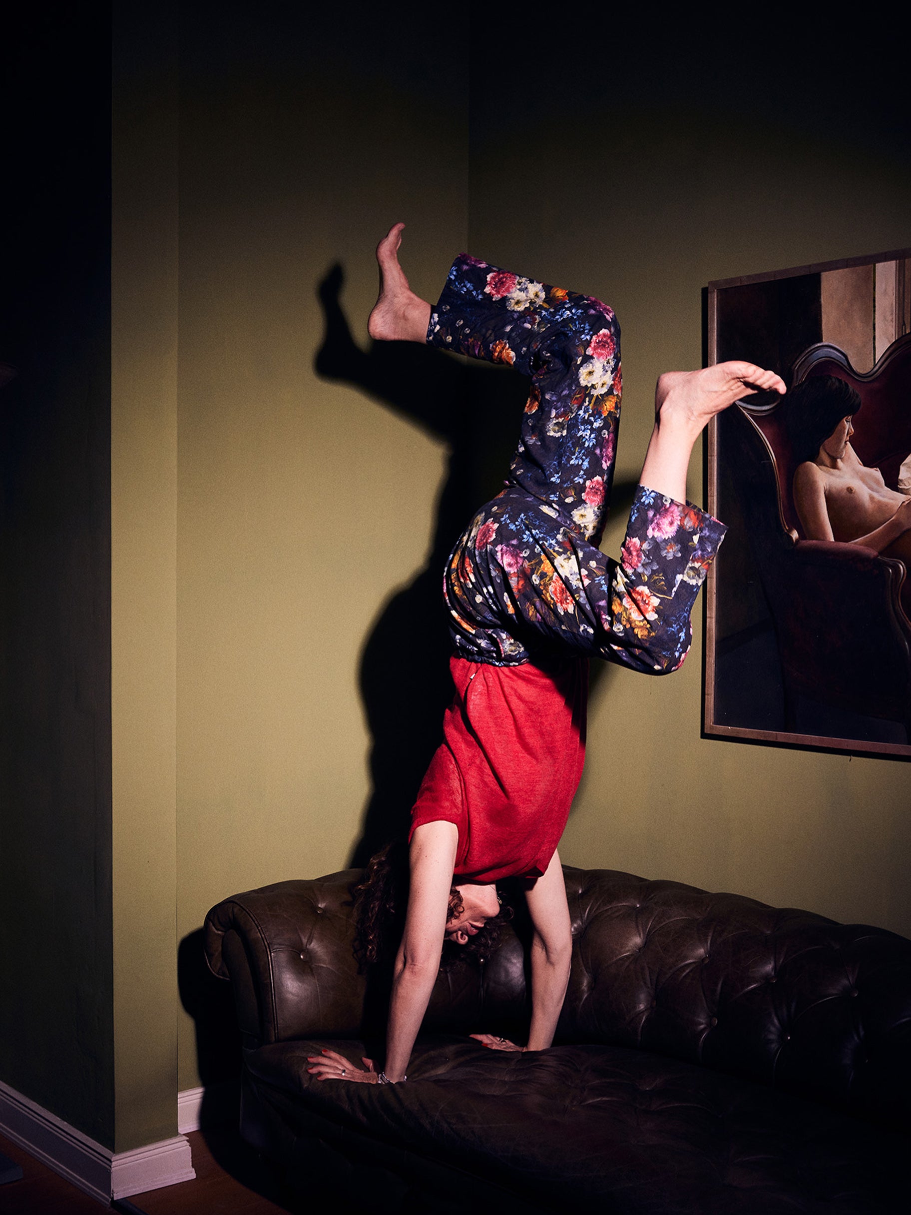Model macht Handstand und trägt Pyjamahose mit Floral Print