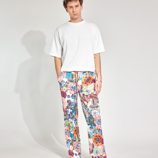 Mann trägt Hose im Pyjama-Style aus fließendem, glänzenden französischen Satinstoff und Bootcut-Schnitt