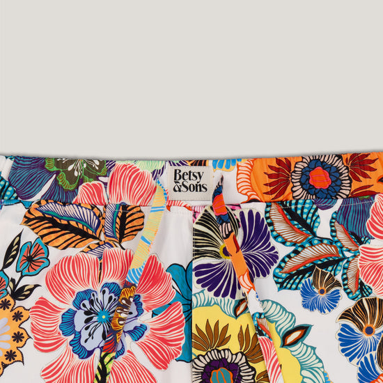 Detailansicht vom Hosenbund einer Satinhose mit Blumenmuster