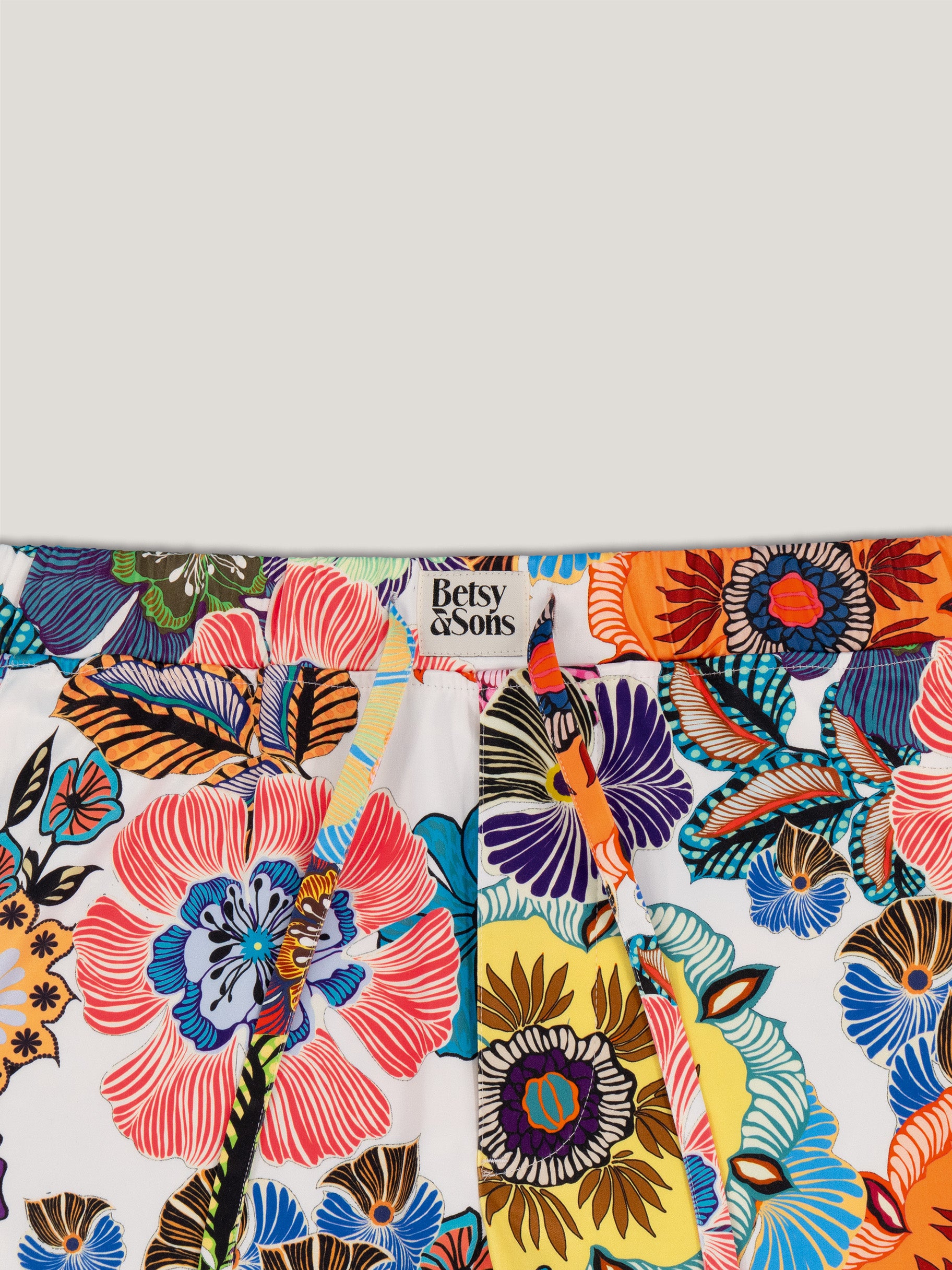 Detailansicht vom Hosenbund einer Satinhose mit Blumenmuster