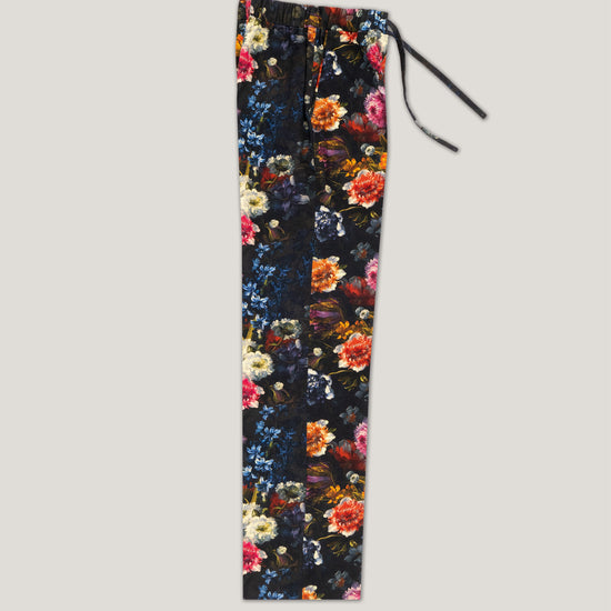 Seitenansicht einer Pyjamahose mit Floral Print