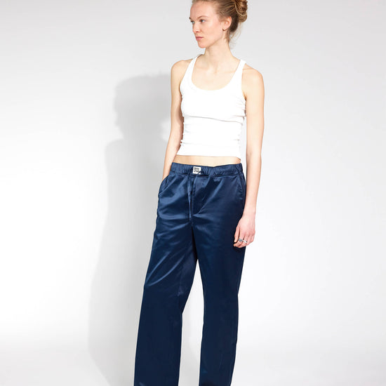 Blaue Designer Satinhosen Trend 2025