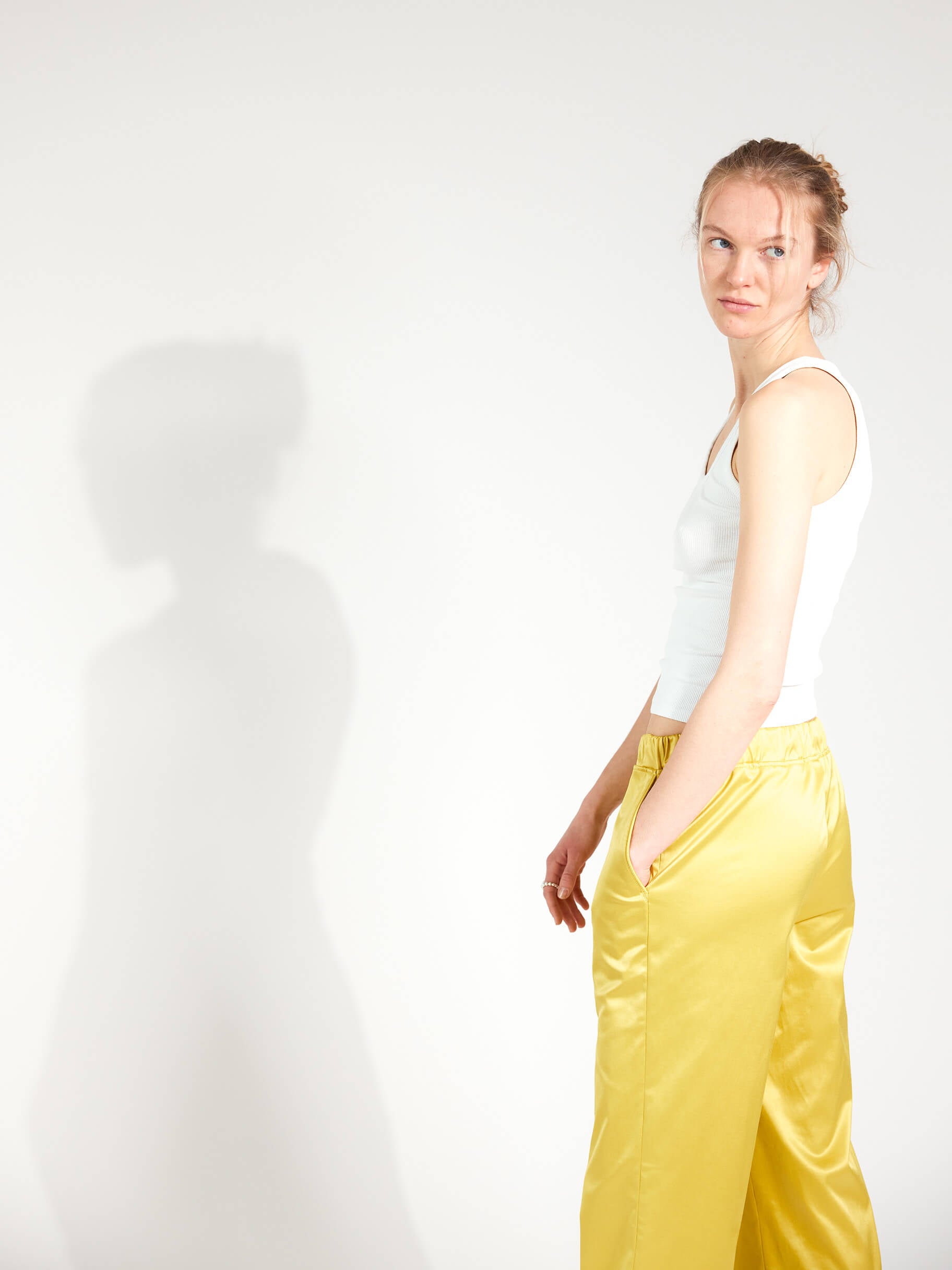 Gold & Glitter Satinhose Casual Look